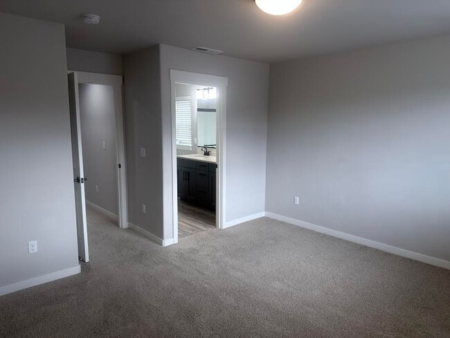 Building Photo - Charming and Sophisticated