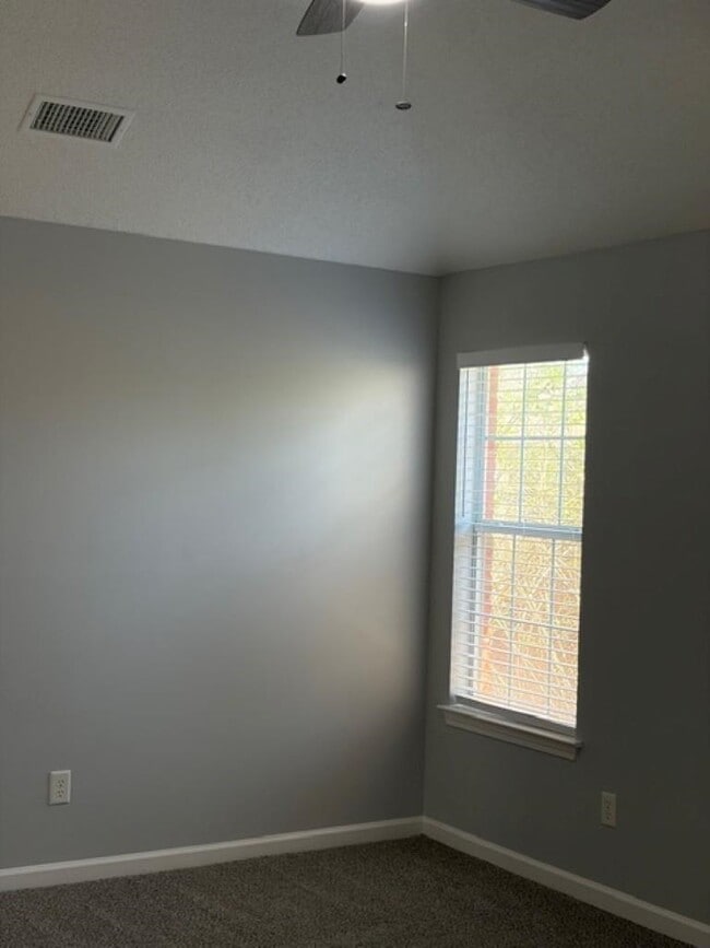 Building Photo - 1139 Breezy Valley Dr