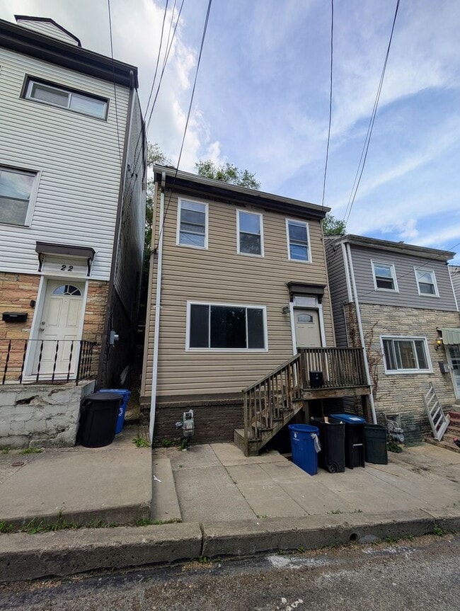 Building Photo - Large 3 Bedroom on a quiet street with Off Street Parking