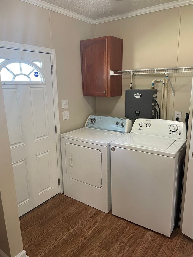 Building Photo - Country Living at it's Finest!