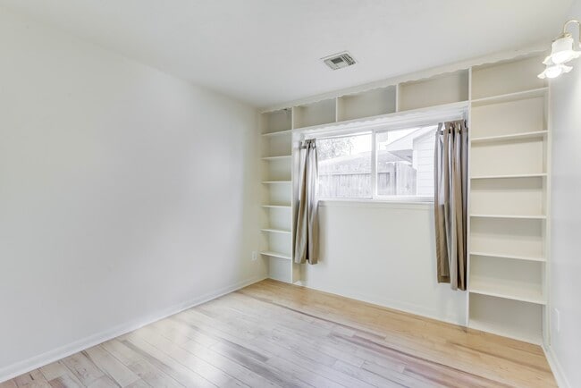 Building Photo - 3811 Bennett Dr