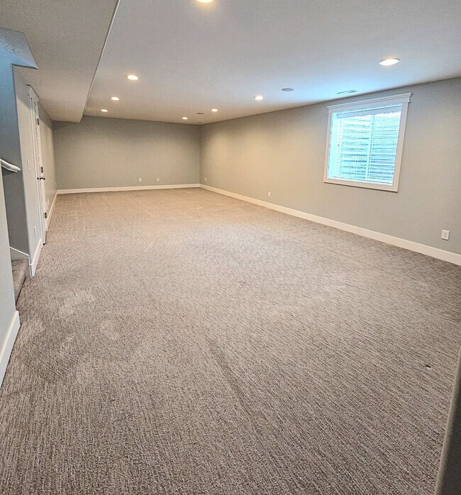 Building Photo - Gorgeous 6 Bedroom, 3 Bathroom Home in Mountain Bend in Ammon - By Real Property Management