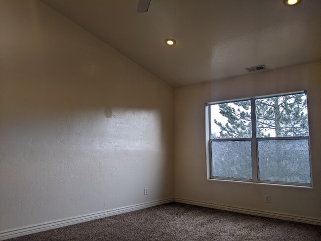 Building Photo - 1477 E Russ Way