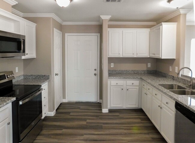 Building Photo - 154 Varsity Dr