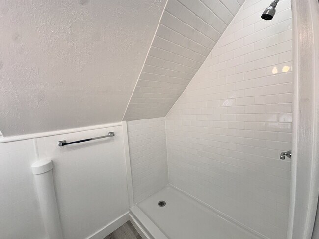 Building Photo - ~$1,000 OFF ONE MONTH'S RENT~ Gorgeous top-floor unit in a beautiful historic home right in the h...