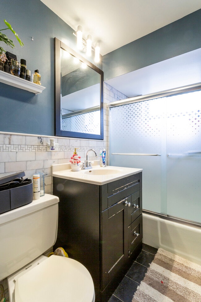 Building Photo - 2440 River Rd