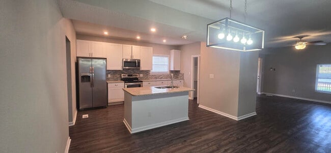 Building Photo - Welcome to this charming 3-bedroom, 2-bath...