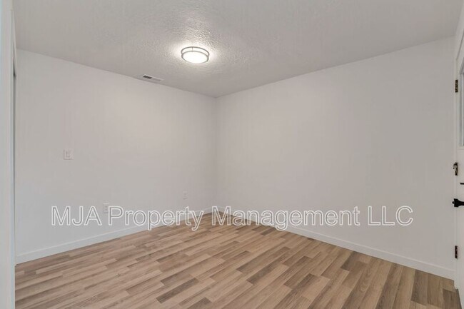 Building Photo - 2642-2642 S 800 E