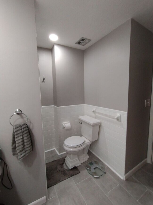 Building Photo - Space & Elegance