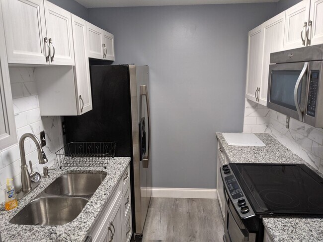 Building Photo - Ground Floor 2/2 in Pool Complex