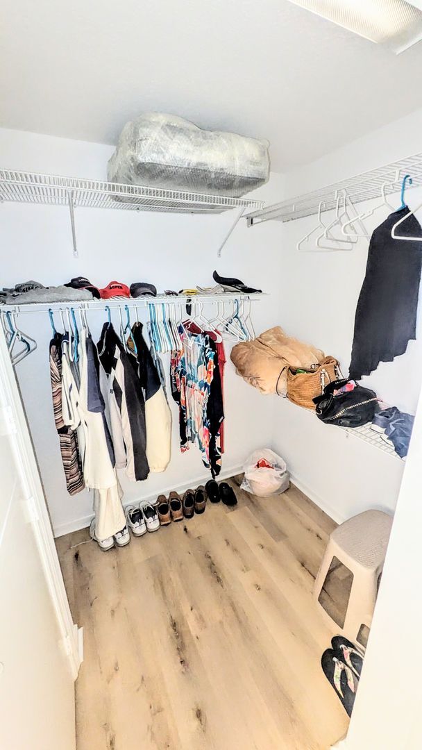 Building Photo - Seasonal/short term 2/2 condo rental with full water view on Longboat Key.