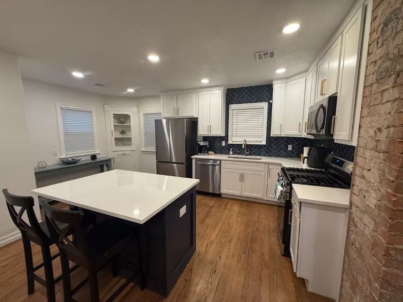 Building Photo - 1233 NE 14th St