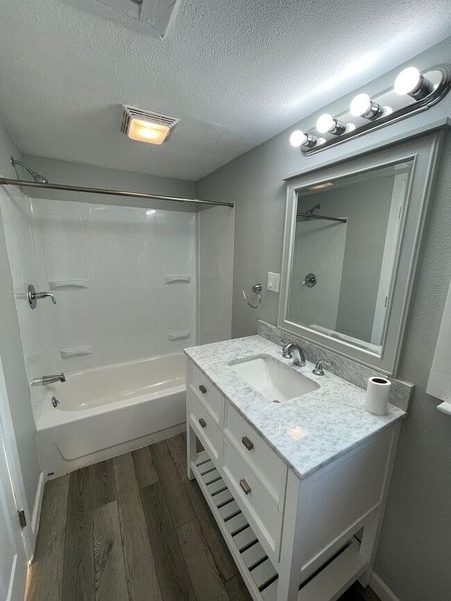 Building Photo - FULLY RENOVATED LESS THAN 2 YEARS - 2BED/1BATH WITH BONUS/OFFICE SPACE