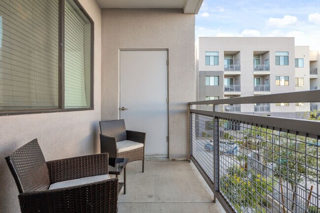 Building Photo - 711 W Broadway Rd