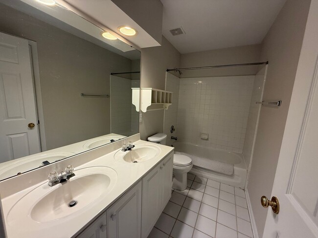 Building Photo - Charming Cul-de-Sac Living in the Heart of Greer
