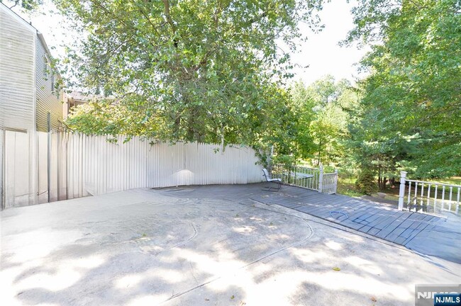 Building Photo - 413 Terhune Ave