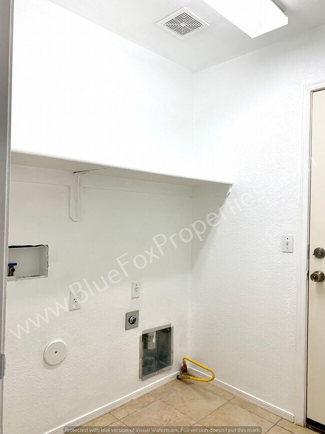Building Photo - 475 W Calle La Bolita
