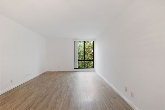 Building Photo - 906 N Doheny Dr
