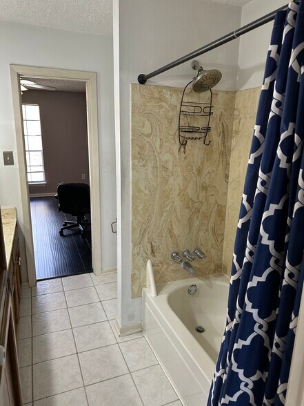 Upstairs Bathtub-Shower - 540 S Flannery Rd