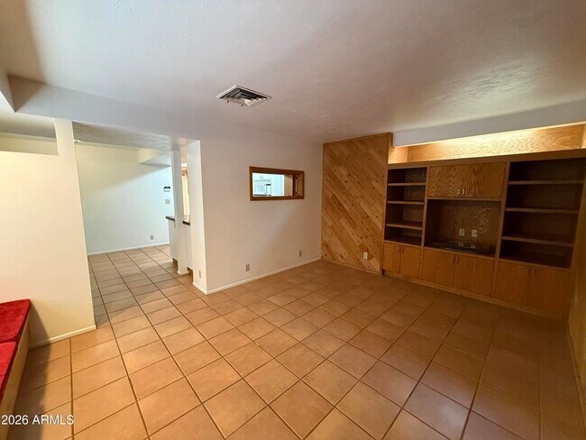 Building Photo - 2114 S La Rosa Dr
