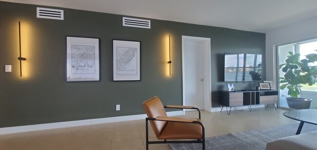 Building Photo - 18901 NE 14th Ave