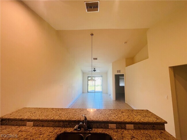 Building Photo - 3022 SE Santa Barbara Pl