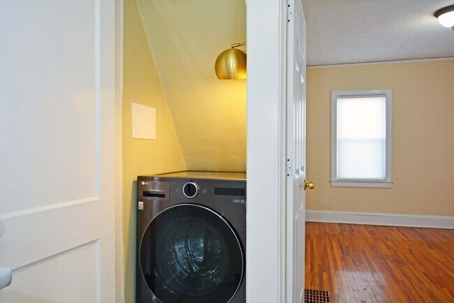 Building Photo - * Move In Special! * Beautiful 4-Bedroom, 1-Bathroom Home Available Now in NE Minneapolis!