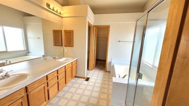 Building Photo - 15668 Dawson Creek Dr