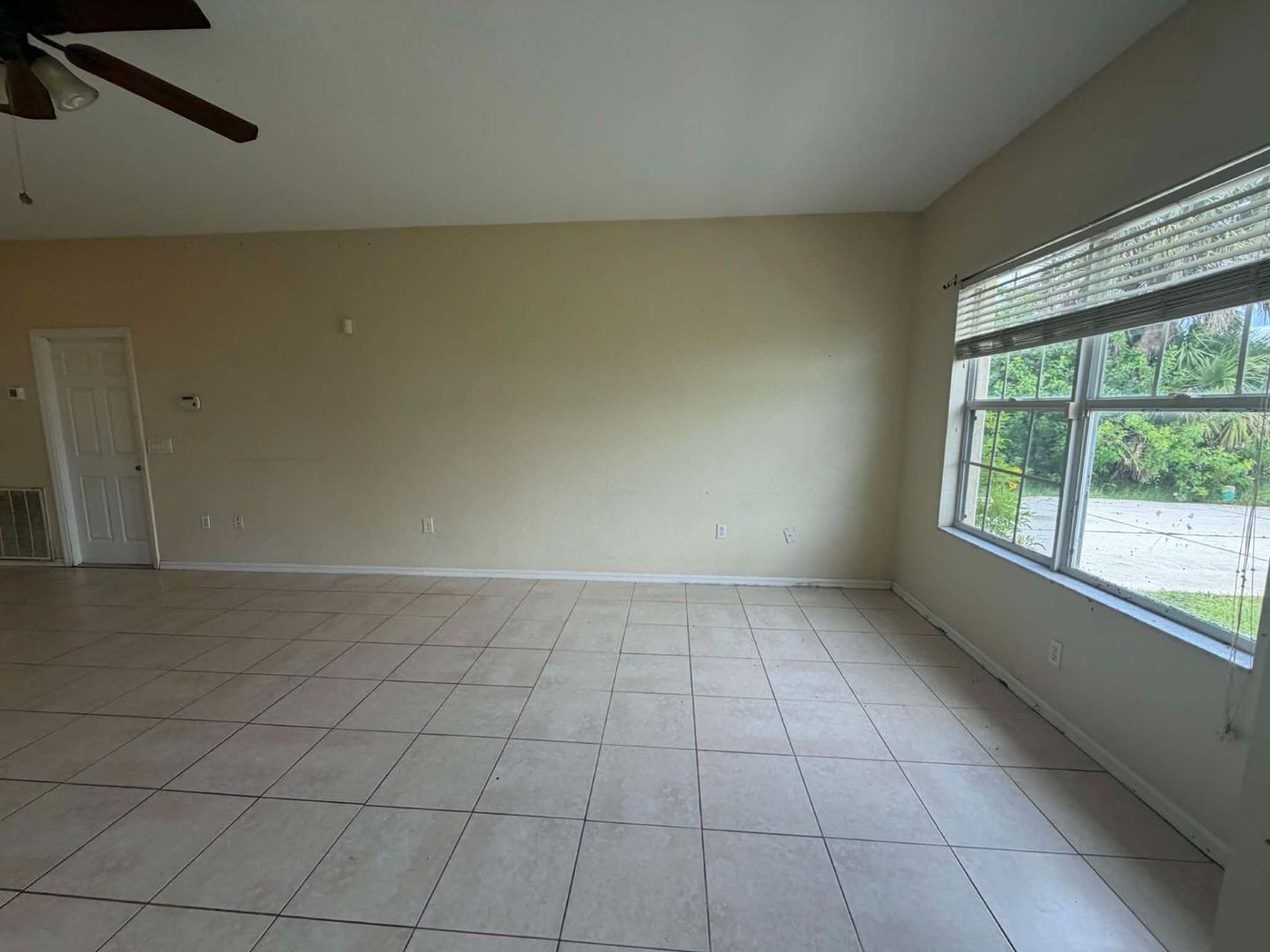 Building Photo - COMING SOON!!! Charming 3/2/2 car garage home in North Port