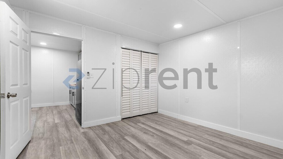 Building Photo - Unit B