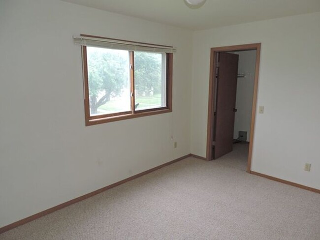 Building Photo - $900 | 2 Bedroom, 1 Bathroom Condo | Cat F...