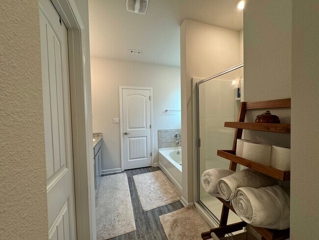 Building Photo - 6631 Tiger Pointe Dr