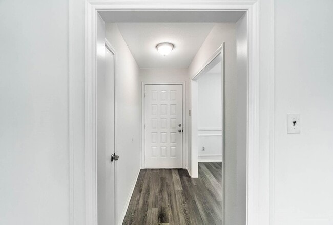 Building Photo - 1905 Lansdown Ct