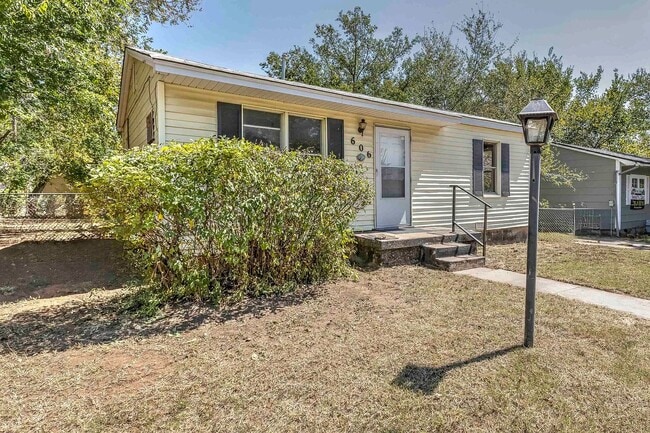 Building Photo - 606 N I St