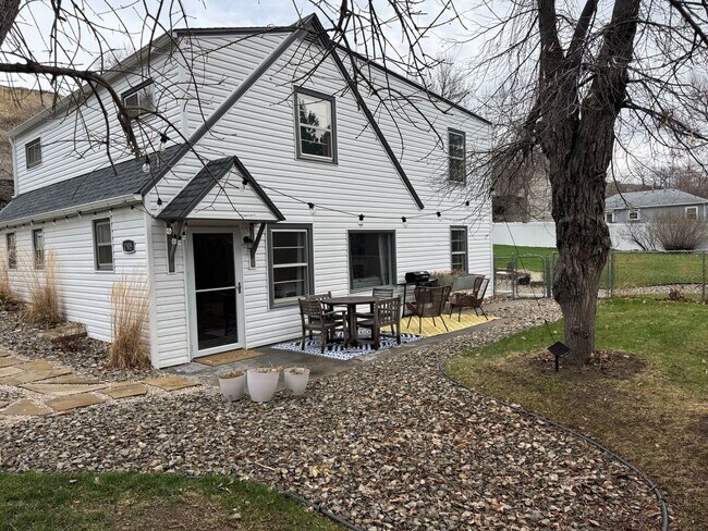 Building Photo - Gorgeous 4-Bedroom Home with Expansive Landscaped Yard & Off-Street Parking – Fully Furnished!