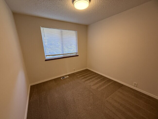 Building Photo - Spacious Home on Corner Lot Available!