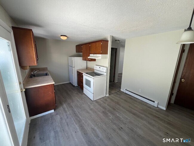 Building Photo - 633 Center St