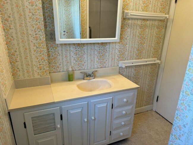 Building Photo - 5 Bedroom 2 Bathroom Home in Idyllic Neighborhood