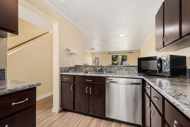 Building Photo - End-Unit Townhome in the Heart of Downtown Issaquah