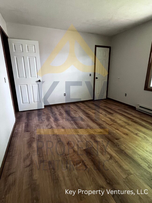 Building Photo - 493 Hollenbeck St