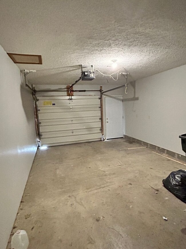 Building Photo - Three bedroom duplex