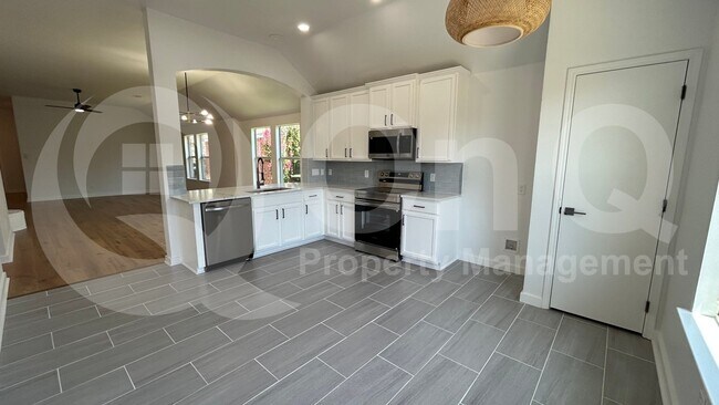 Building Photo - 1028 Aviary Dr