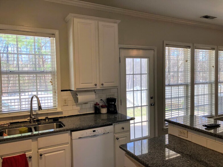 Building Photo - 1409 Crimson Creek Dr