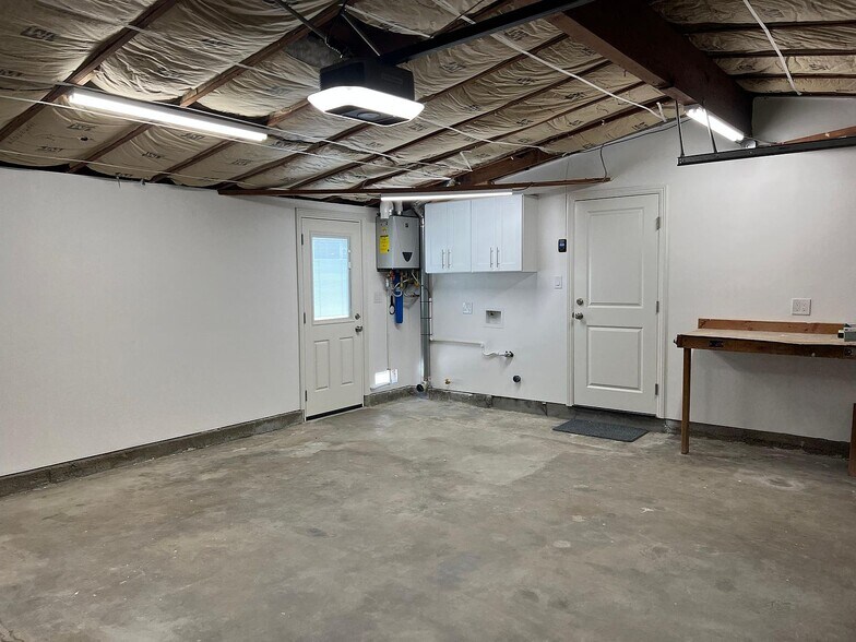 Building Photo - 16111 Amber Valley Dr