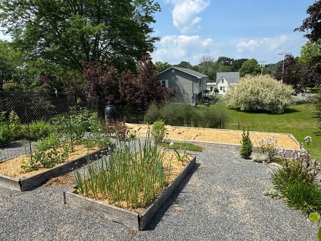 Building Photo - Beautifully Maintained 2 Bedroom Single Fa...