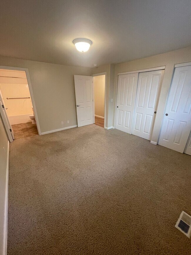 Building Photo - Convieniently located charming three bedroom duplex with modern updates!