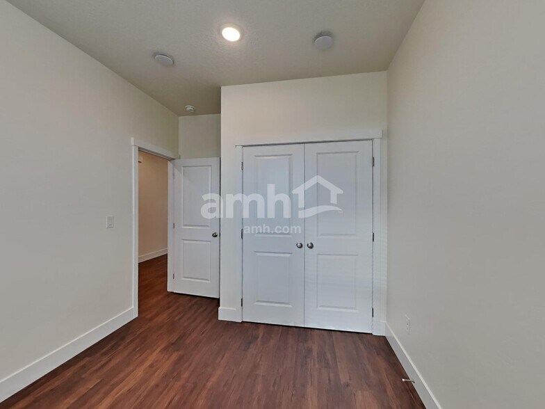Building Photo - 3095 N Picton Ave