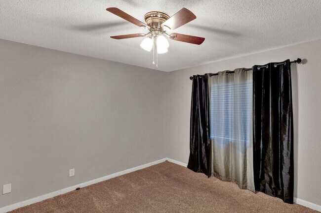 Building Photo - Move in ready 2 bedroom/ 1 bathroom condo!