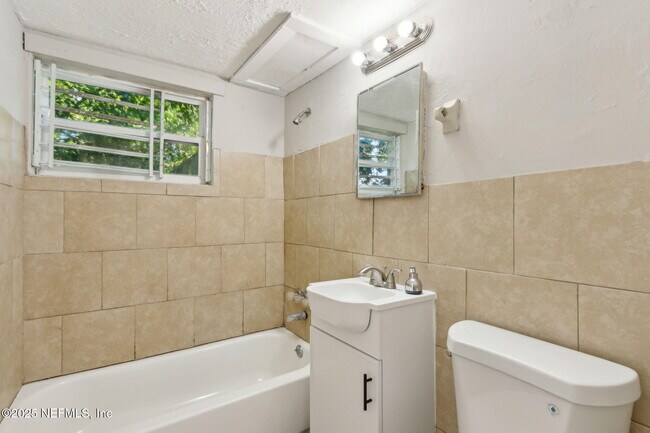 Building Photo - 1224 W 18th St