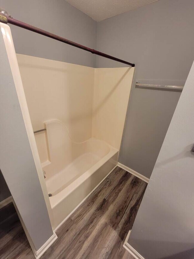 Building Photo - 4 Bed, 2 Bath duplex off of Westport Road